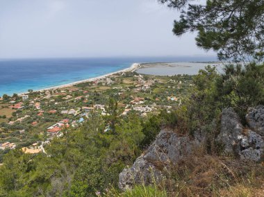 Yunanistan 'ın İyon Adaları' ndaki Agios Ioannis plajı yakınlarındaki Lefkada Panoraması