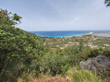 Yunanistan 'ın İyon Adaları' ndaki Agios Ioannis plajı yakınlarındaki Lefkada Panoraması