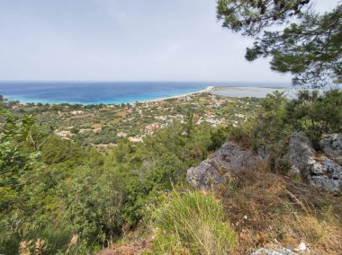 Yunanistan 'ın İyon Adaları' ndaki Agios Ioannis plajı yakınlarındaki Lefkada Panoraması
