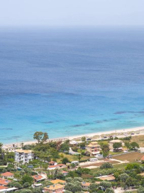 Yunanistan 'ın İyon Adaları' ndaki Agios Ioannis plajı yakınlarındaki Lefkada Panoraması