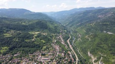 Bulgaristan 'ın Balkan Dağları' ndaki Lakatnik Kayaları yakınlarındaki Iskar Nehri Boğazı 'nın hava manzarası