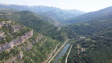 Bulgaristan 'ın Balkan Dağları' ndaki Lakatnik Kayaları yakınlarındaki Iskar Nehri Boğazı 'nın hava manzarası