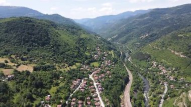 Bulgaristan 'ın Balkan Dağları' ndaki Lakatnik Kayaları yakınlarındaki Iskar Nehri Boğazı 'nın hava manzarası