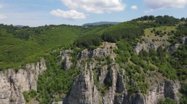 Bulgaristan 'ın Balkan Dağları' ndaki Lakatnik Kayaları yakınlarındaki Iskar Nehri Boğazı 'nın hava manzarası