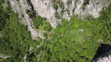 Bulgaristan 'ın Balkan Dağları' ndaki Lakatnik Kayaları yakınlarındaki Iskar Nehri Boğazı 'nın hava manzarası
