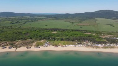 Bulgaristan 'ın Burgaz Bölgesi' nin Sozopol kasabası yakınlarındaki Gradina (Bahçe) plajının havadan manzarası 