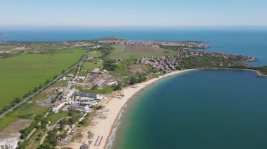 Bulgaristan 'ın Burgaz Bölgesi' nin Sozopol kasabası yakınlarındaki Gradina (Bahçe) plajının havadan manzarası 