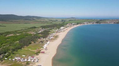 Bulgaristan 'ın Burgaz Bölgesi' nin Sozopol kasabası yakınlarındaki Gradina (Bahçe) plajının havadan manzarası 