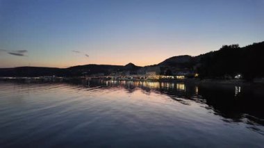 Bulgaristan 'ın Dobrich bölgesindeki Balchik kentinin Costal caddesinin şaşırtıcı Günbatımı manzarası