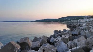 Bulgaristan 'ın Dobrich bölgesindeki Balchik kentinin Costal caddesinin şaşırtıcı Günbatımı manzarası