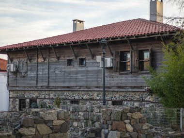 Bulgaristan 'ın Burgaz Bölgesi' nin Sozopol kentindeki tipik sokak ve evler