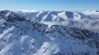 Bulgaristan 'ın Musala zirvesi yakınlarındaki Rila Dağı' nın şaşırtıcı hava kışı manzarası