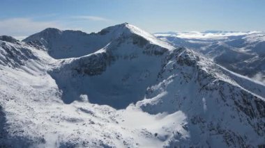Bulgaristan 'ın Musala zirvesi yakınlarındaki Rila Dağı' nın şaşırtıcı hava kışı manzarası