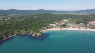 Bulgaristan 'ın Burgaz Bölgesi Smokinya Sahili yakınlarındaki Karadeniz kıyılarının hava manzarası 