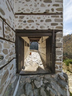 Bulgaristan 'ın Blagoevgrad bölgesindeki Melnik kasabasındaki tipik sokak ve eski evler