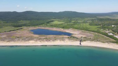 Bulgaristan 'ın Burgaz Bölgesi' nin Dyuni tatil beldesi yakınlarındaki The Driver Beach 'in hava manzarası 