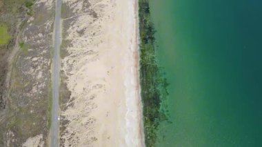 Bulgaristan 'ın Burgaz Bölgesi' nin Dyuni tatil beldesi yakınlarındaki The Driver Beach 'in hava manzarası 