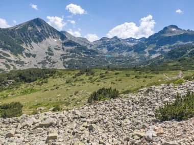 Bulgaristan 'ın Popovo Gölü yakınlarındaki Pirin Dağı' nın İnanılmaz Yaz Manzarası