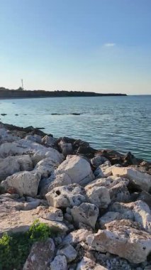 Bulgaristan 'ın Dobrich Bölgesi' ndeki Şabla Burnu yakınlarındaki Karadeniz sahili yaz manzarası