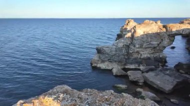 Bulgaristan 'ın Dobrich Bölgesi' ndeki Tyulenovo köyü yakınlarındaki Karadeniz kıyılarının gün batımı manzarası