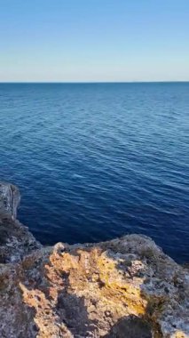 Bulgaristan 'ın Dobrich Bölgesi' ndeki Tyulenovo köyü yakınlarındaki Karadeniz kıyılarının gün batımı manzarası