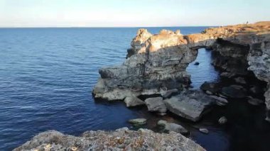 Bulgaristan 'ın Dobrich Bölgesi' ndeki Tyulenovo köyü yakınlarındaki Karadeniz kıyılarının gün batımı manzarası