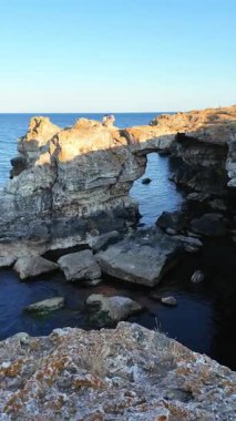 Bulgaristan 'ın Dobrich Bölgesi' ndeki Tyulenovo köyü yakınlarındaki Karadeniz kıyılarının gün batımı manzarası