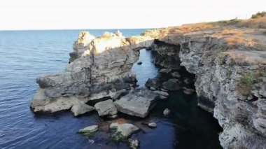 Bulgaristan 'ın Dobrich Bölgesi' ndeki Tyulenovo köyü yakınlarındaki Karadeniz kıyılarının gün batımı manzarası