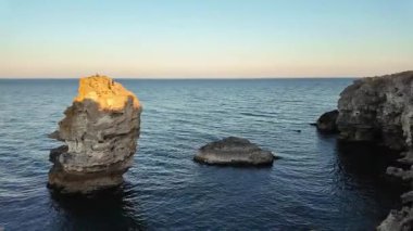 Bulgaristan 'ın Dobrich Bölgesi' ndeki Tyulenovo köyü yakınlarındaki Karadeniz kıyılarının gün batımı manzarası