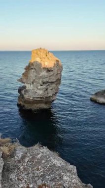 Bulgaristan 'ın Dobrich Bölgesi' ndeki Tyulenovo köyü yakınlarındaki Karadeniz kıyılarının gün batımı manzarası