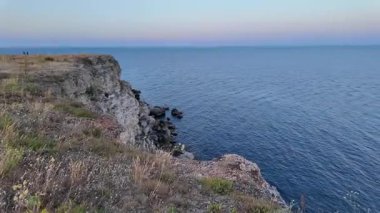 Bulgaristan 'ın Dobrich Bölgesi' ndeki Kamen Bryag köyü yakınlarındaki Karadeniz kıyılarının gün batımı manzarası