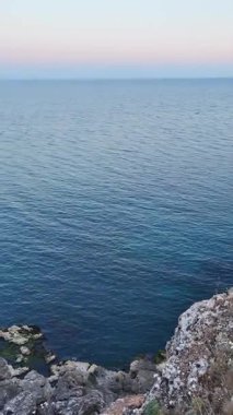 Bulgaristan 'ın Dobrich Bölgesi' ndeki Kamen Bryag köyü yakınlarındaki Karadeniz kıyılarının gün batımı manzarası