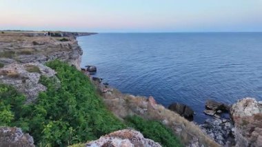 Bulgaristan 'ın Dobrich Bölgesi' ndeki Kamen Bryag köyü yakınlarındaki Karadeniz kıyılarının gün batımı manzarası