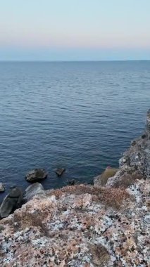 Bulgaristan 'ın Dobrich Bölgesi' ndeki Kamen Bryag köyü yakınlarındaki Karadeniz kıyılarının gün batımı manzarası