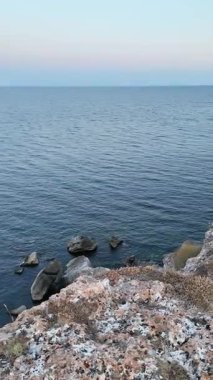 Bulgaristan 'ın Dobrich Bölgesi' ndeki Kamen Bryag köyü yakınlarındaki Karadeniz kıyılarının gün batımı manzarası