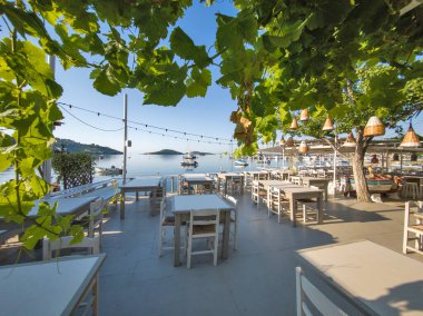Skiathos Town, Sporades, Thessaly, Yunanistan 'ın inanılmaz kıyı şeridi manzarası