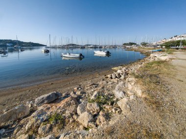 Skiathos Town, Sporades, Thessaly, Yunanistan 'ın inanılmaz kıyı şeridi manzarası