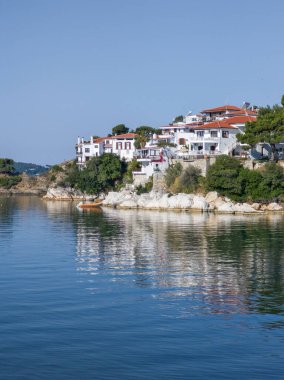 Skiathos Town, Sporades, Thessaly, Yunanistan 'ın inanılmaz kıyı şeridi manzarası