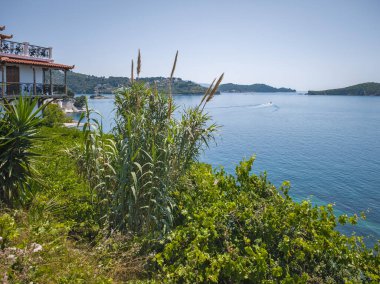 Skiathos Town, Sporades, Thessaly, Yunanistan 'ın inanılmaz kıyı şeridi manzarası