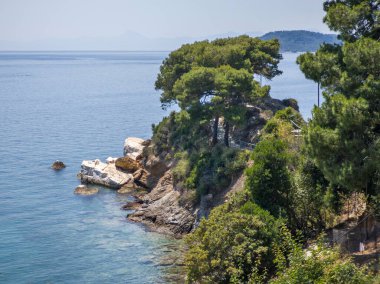Skiathos Town, Sporades, Thessaly, Yunanistan 'ın inanılmaz kıyı şeridi manzarası