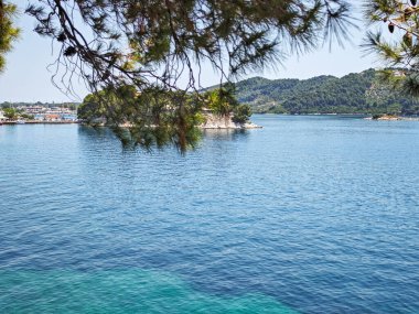 Skiathos Town, Sporades, Thessaly, Yunanistan 'ın inanılmaz kıyı şeridi manzarası