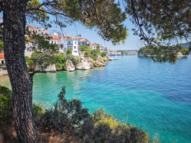 Skiathos Town, Sporades, Thessaly, Yunanistan 'ın inanılmaz kıyı şeridi manzarası