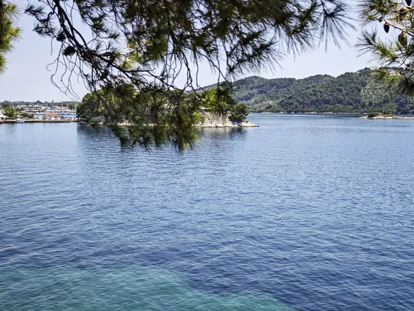 Skiathos Town, Sporades, Thessaly, Yunanistan 'ın inanılmaz kıyı şeridi manzarası