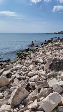 Bulgaristan 'ın Dobrich Bölgesi' ndeki Kranevo köyü yakınlarındaki Karadeniz kıyılarının gün batımı manzarası