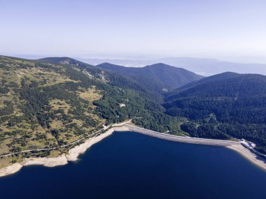 Belmeken Barajı 'nın Havadan Yaz manzarası, Rila dağı, Bulgaristan