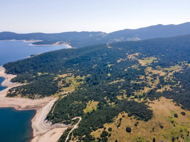 Belmeken Barajı 'nın Havadan Yaz manzarası, Rila dağı, Bulgaristan