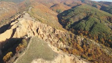 Kaya oluşumunun hava günbatımı görüntüsü Stob piramitleri, Rila Dağı, Kyustendil bölgesi, Bulgaristan