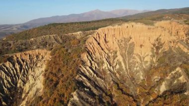 Kaya oluşumunun hava günbatımı görüntüsü Stob piramitleri, Rila Dağı, Kyustendil bölgesi, Bulgaristan