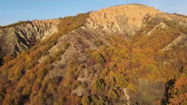 Kaya oluşumunun hava günbatımı görüntüsü Stob piramitleri, Rila Dağı, Kyustendil bölgesi, Bulgaristan
