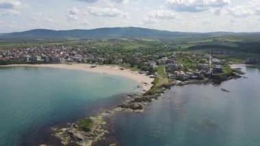 Bulgaristan 'ın Burgaz Bölgesi' ndeki Lozenets kasabası yakınlarındaki Karadeniz kıyılarının hava manzarası 